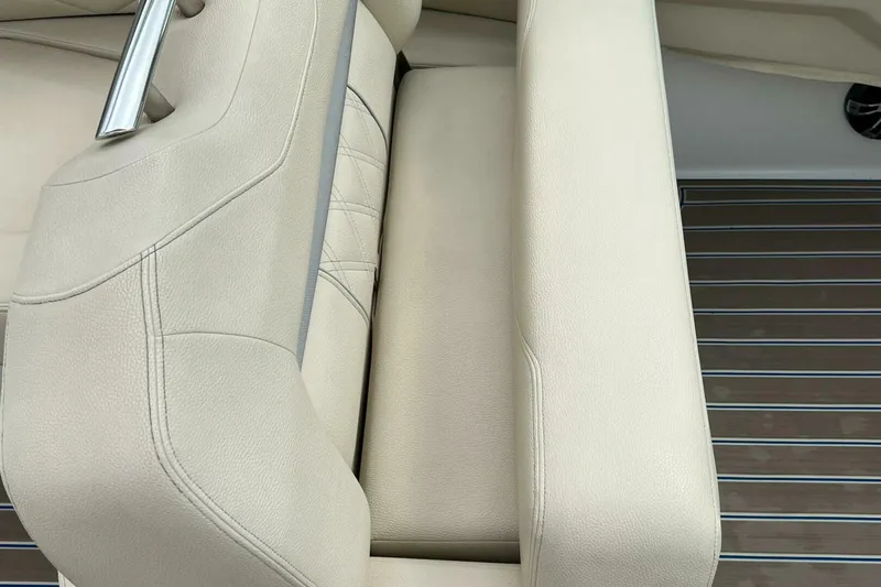 Slide: The Image of Regal 3300 Bowrider 2020 - 5003153