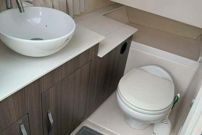 Slide: The Image of Regal 3300 Bowrider 2020 - 5003154