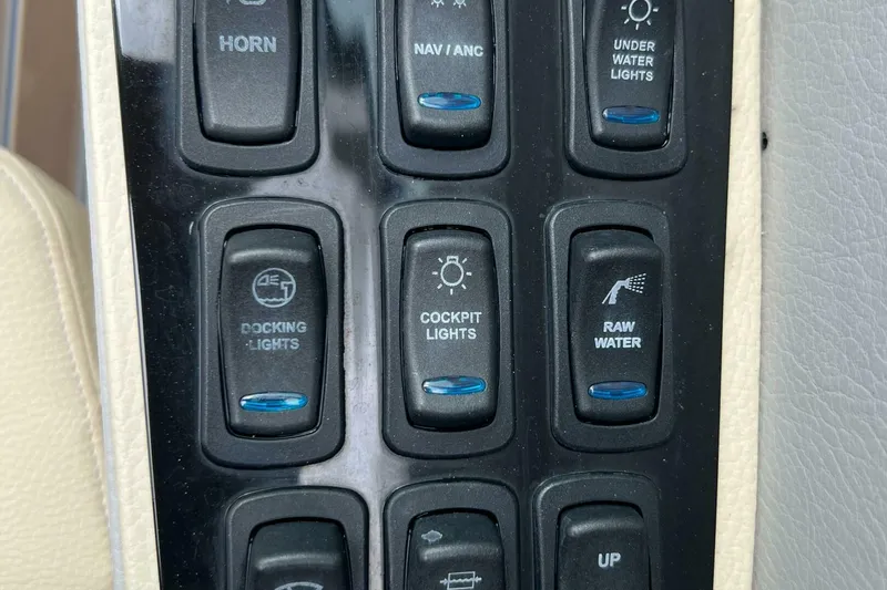 Slide: The Image of Regal 3300 Bowrider 2020 - 5003165