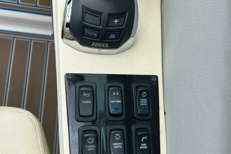 Slide: The Image of Regal 3300 Bowrider 2020 - 5003176