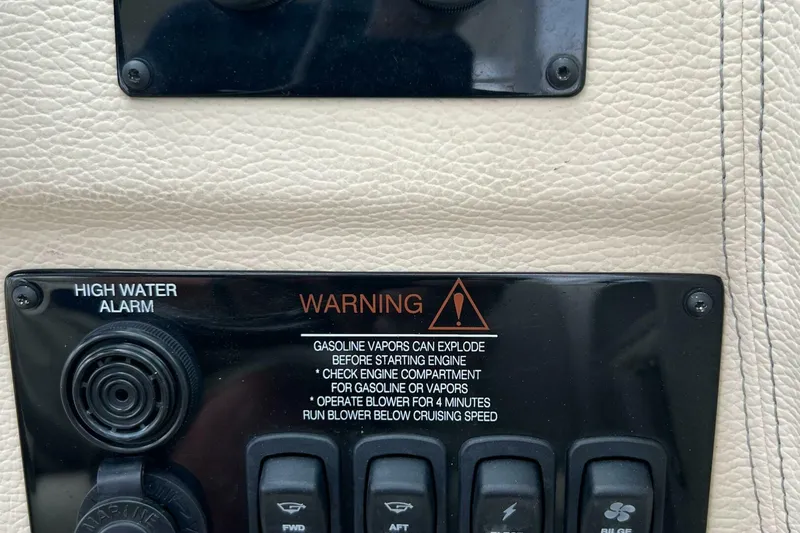 Slide: The Image of Regal 3300 Bowrider 2020 - 5003184