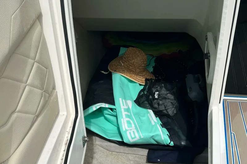 Slide: The Image of Regal 3300 Bowrider 2020 - 5003195