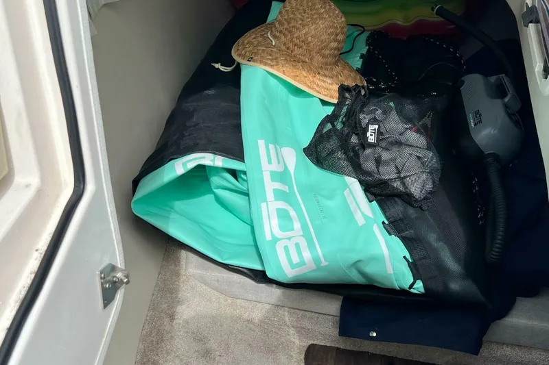 Slide: The Image of Regal 3300 Bowrider 2020 - 5003196