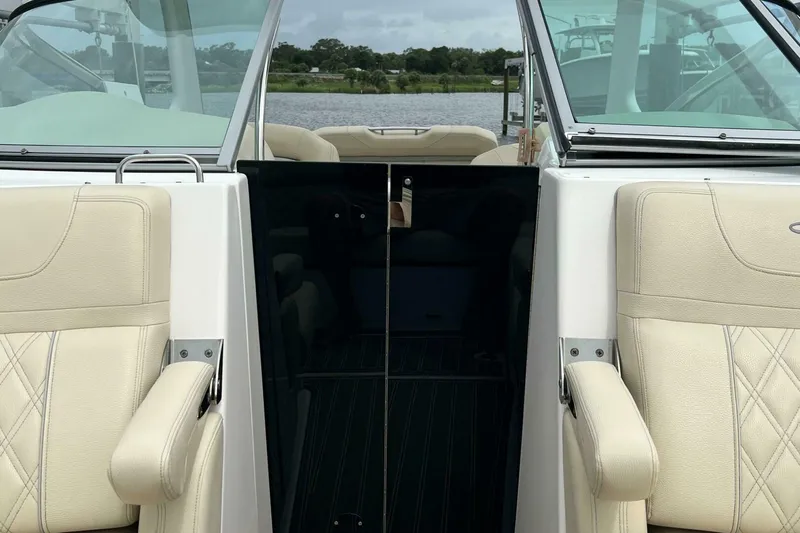 Slide: The Image of Regal 3300 Bowrider 2020 - 5003197