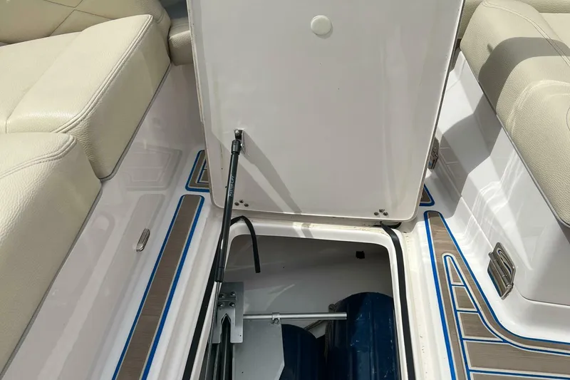 Slide: The Image of Regal 3300 Bowrider 2020 - 5003202