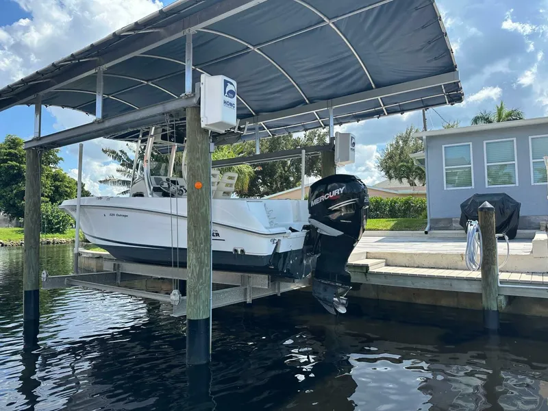 Slide: The Image of Boston Whaler 220 Outrage 2010 - 5006213