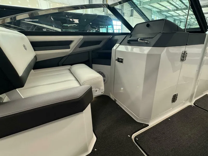 Slide: The Image of Cobalt R6 Outboard 2021 - 5007106