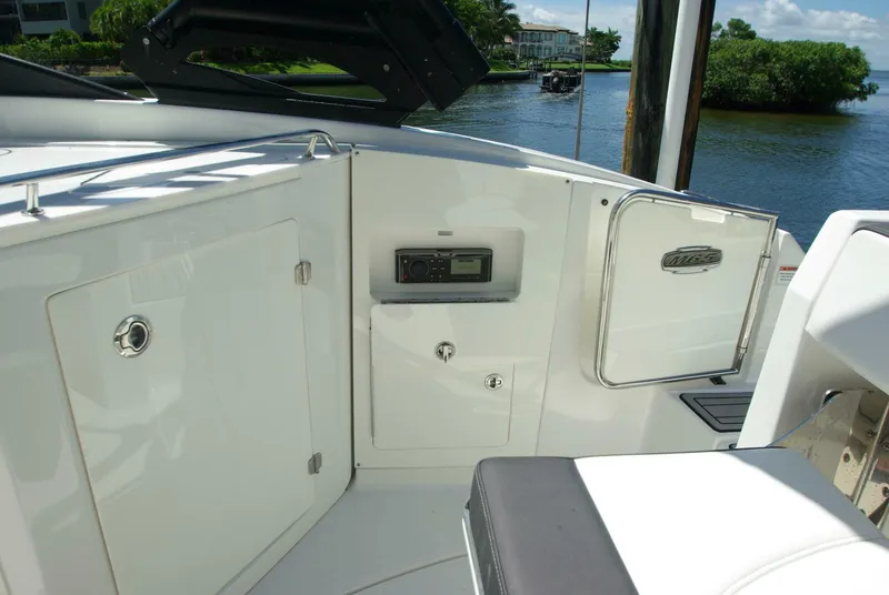 Slide: The Image of Monterey M65 Bow Rider 2019 - 5012305