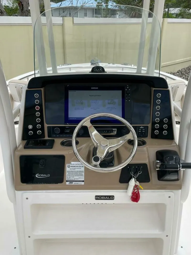 Slide: The Image of Robalo R242 Center Console 2019 - 5012475