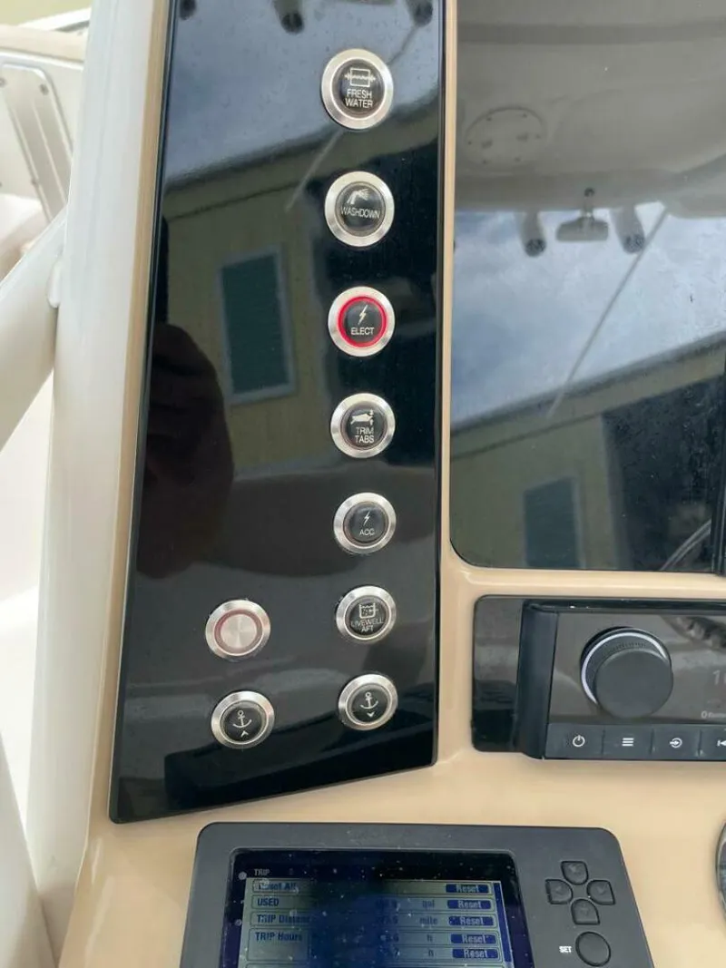 Slide: The Image of Robalo R242 Center Console 2019 - 5012476