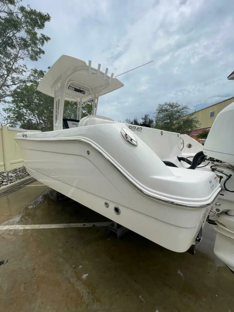 Slide: The Image of Robalo R242 Center Console 2019 - 5012455