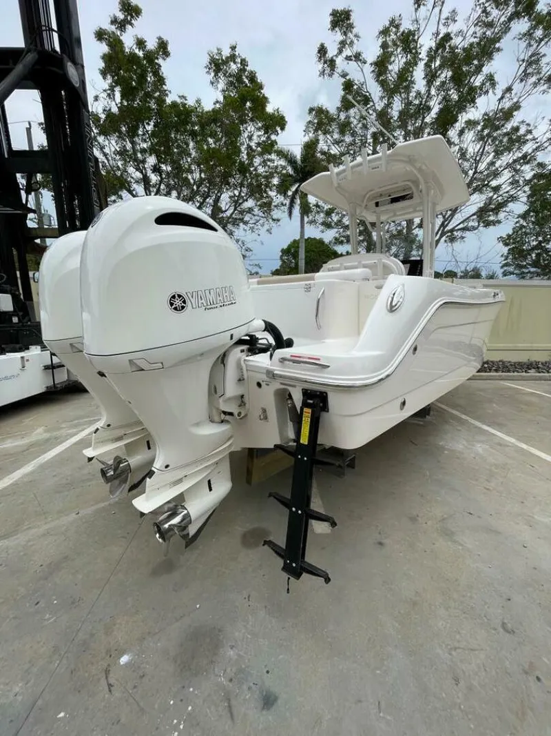 Slide: The Image of Robalo R242 Center Console 2019 - 5012458