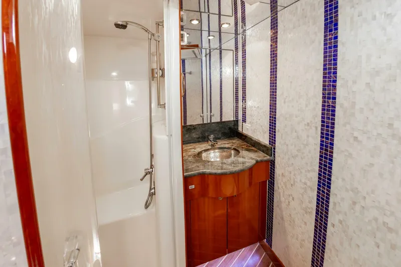 Slide: The Image of Hatteras 64 Enclosed Bridge 2008 - 5000009