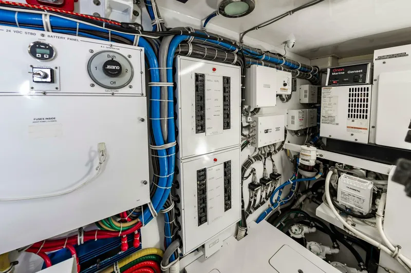 Slide: The Image of Hatteras 64 Enclosed Bridge 2008 - 5000035