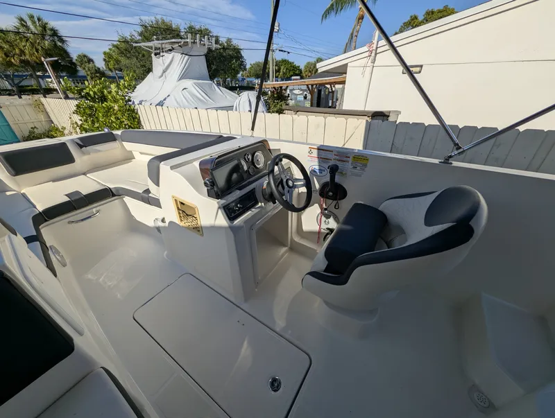 Slide: The Image of Bayliner DX2000 2022 - 6083272