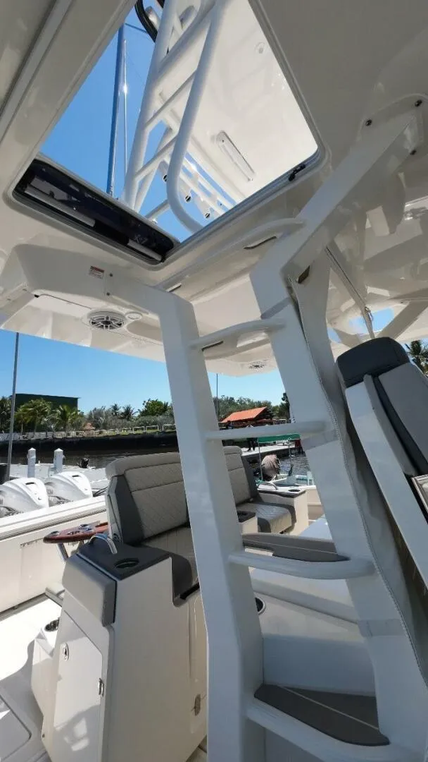 Slide: The Image of Pursuit 42 - Happy Hour - Helm 2022 Pursuit S428 - Happy Hour  - 5011831