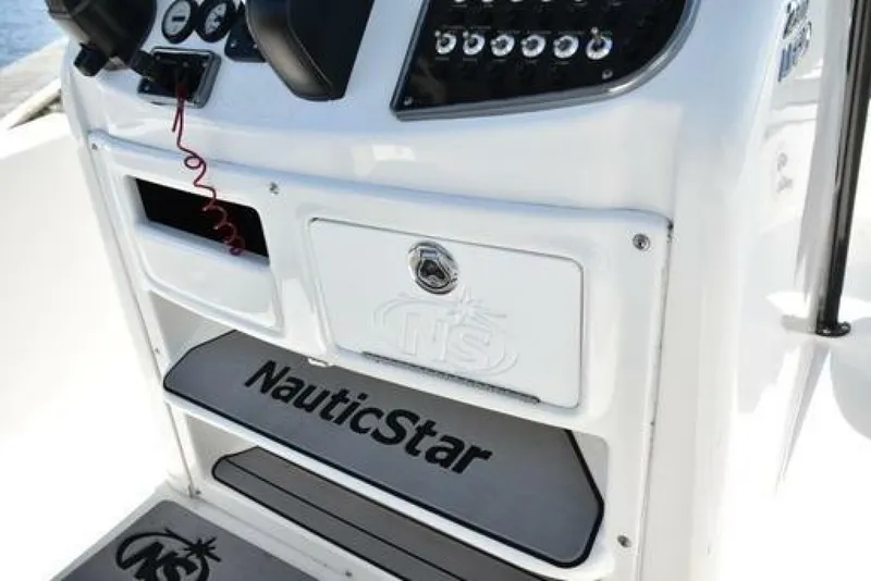 Slide: The Image of NauticStar 2302 2022 - 5023131