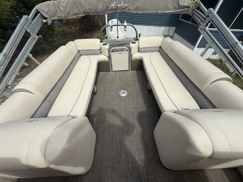 Slide: The Image of Avalon 25 Catalina Platinum Tritoon 2022 - 5185541