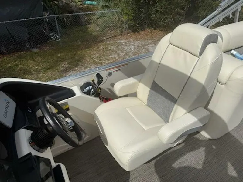 Slide: The Image of Avalon 25 Catalina Platinum Tritoon 2022 - 5185542