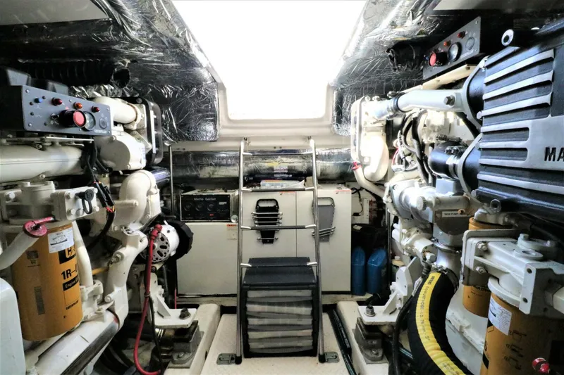 Slide: The Image of Tiara 5200 Express 2001 - 5326124