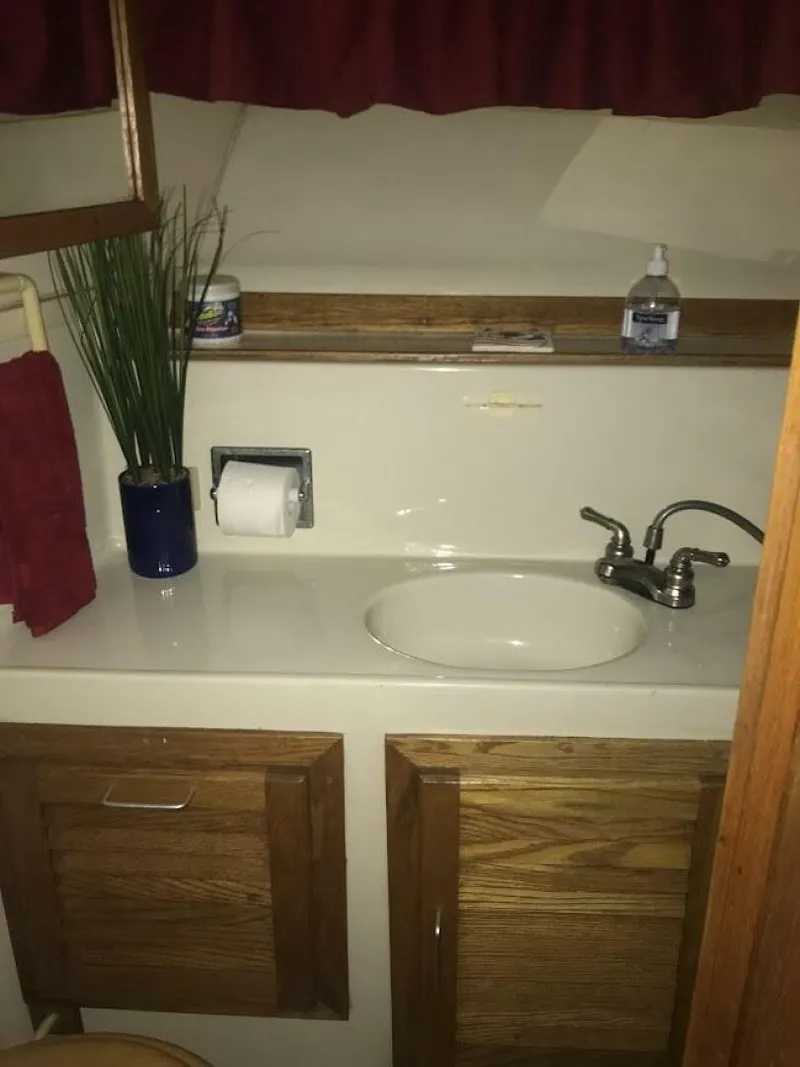 Slide: The Image of Mainship 40 - Forward cabin head/sink - 5018474