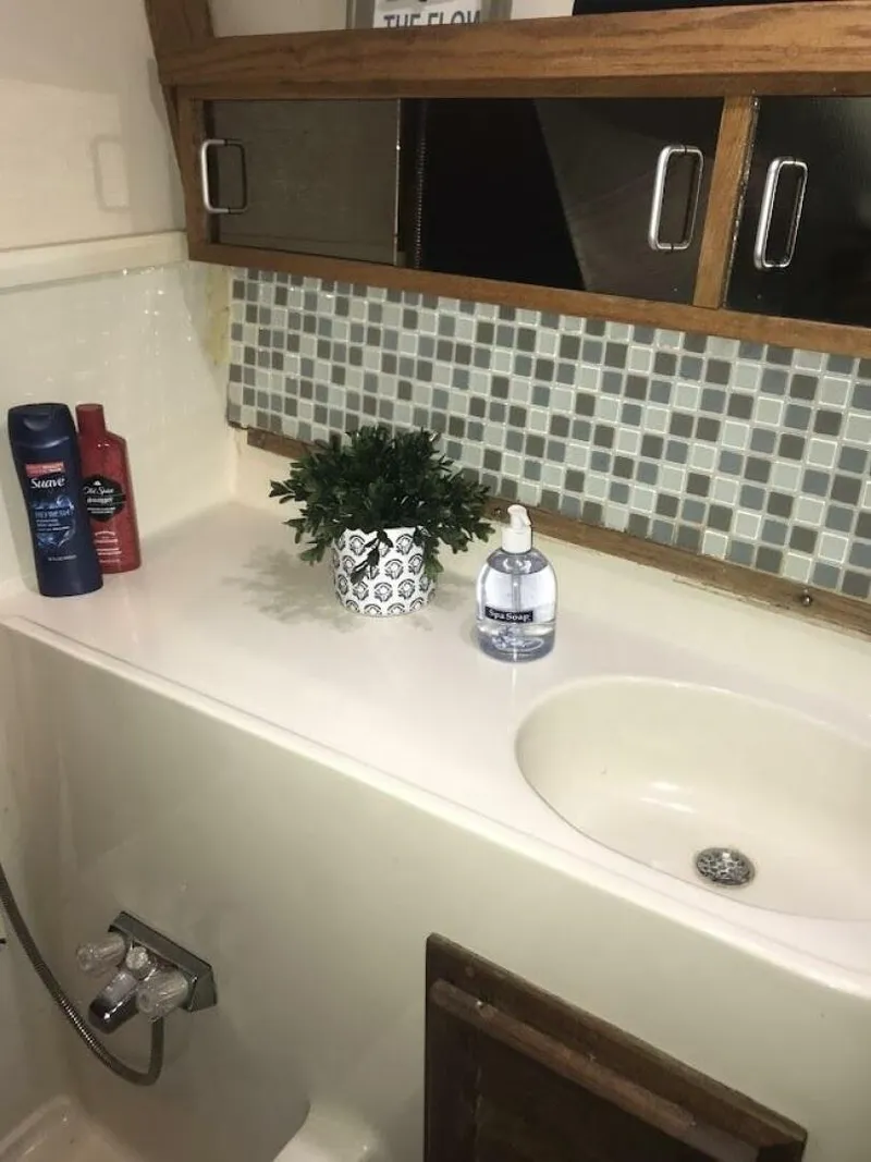 Slide: The Image of Mainship 40 - Master ensuite head with tub - 5018478