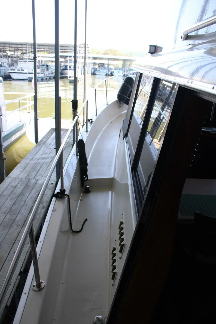 Slide: The Image of Mainship 40 - Portside walkaround looking forward toward bow - 5018464