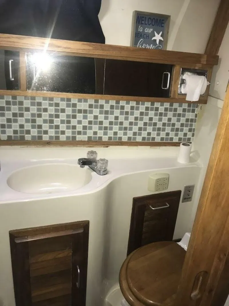 Slide: The Image of Mainship 40 - Master ensuite sink/counter - 5018479