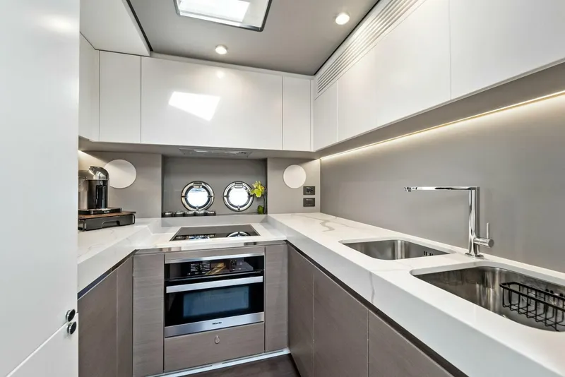 Slide: The Image of Azimut S8 2022 - 5027134