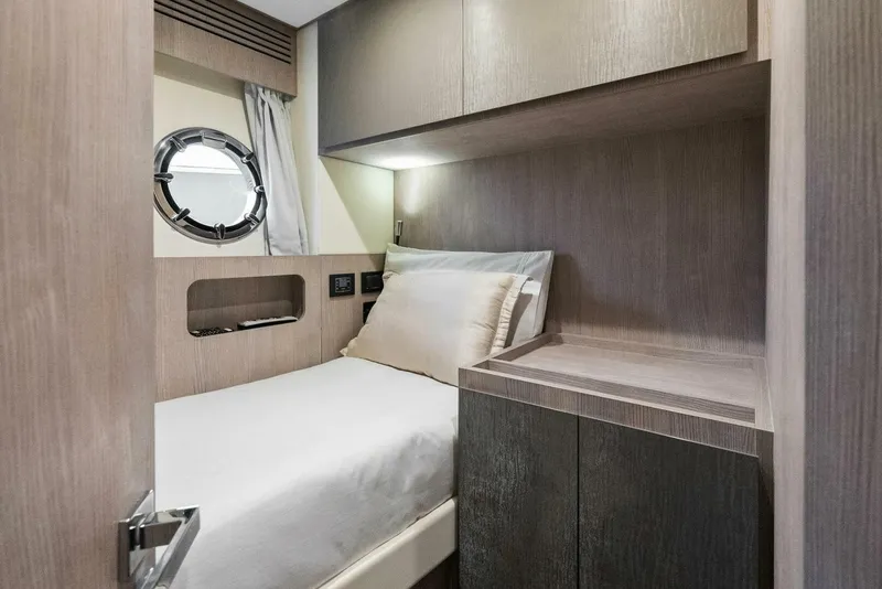 Slide: The Image of Azimut S8 2022 - 5027174