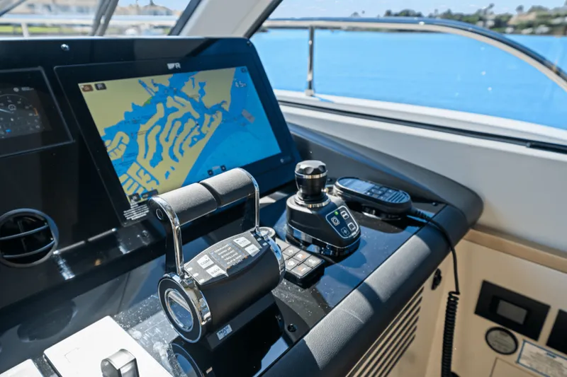 Slide: The Image of Azimut Magellano 60 2025 - 5121278