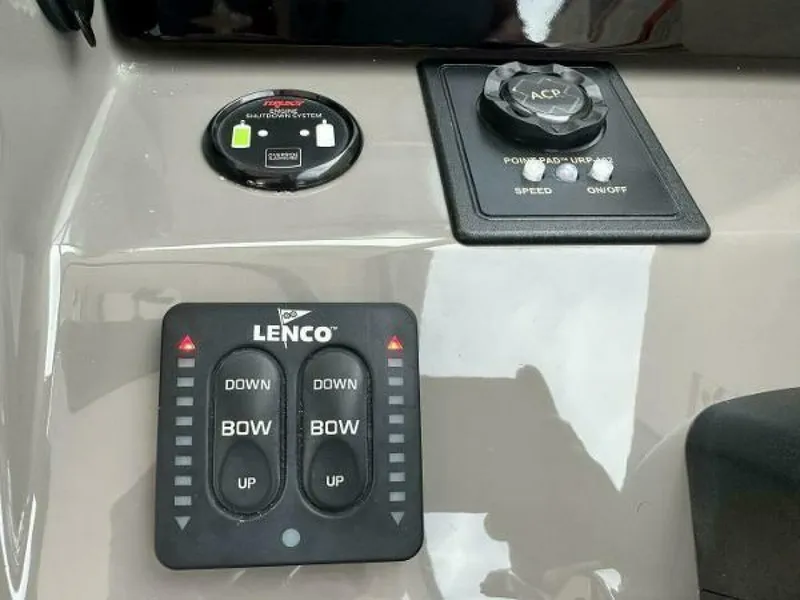 Slide: The Image of Pursuit 2019 325 Dual Console Helm Electronics - 5029360