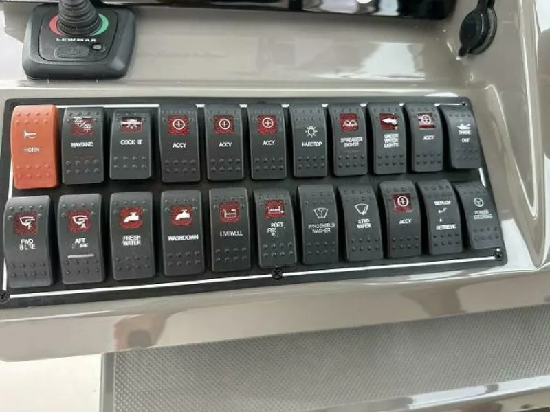 Slide: The Image of Pursuit 2019 325 Dual Console Helm Electronics - 5029359