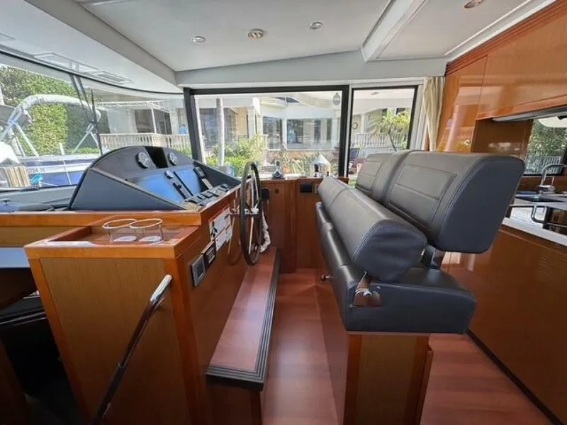 Slide: The Image of Swift Trawler 50 -Helm - 5030002