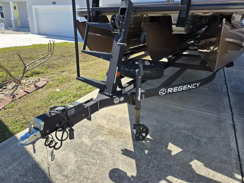 Slide: The Image of 2017 Regency Tandem Axle Trailer - 5033876