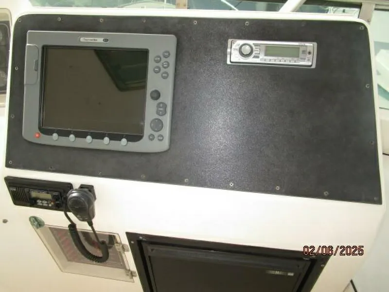 Slide: The Image of 43' Mikelson flybirdge helm starboard - 5036911