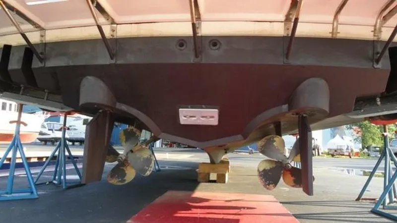 Slide: The Image of 43' Mikelson hull bottom aft - 5042083