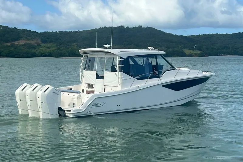 Slide: The Image of Boston Whaler Conquest 405 2022 - 5043012