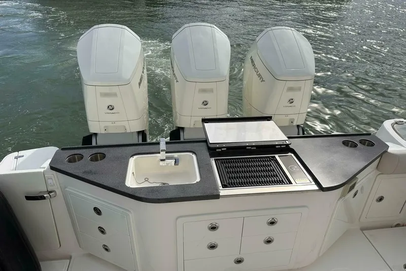 Slide: The Image of Boston Whaler Conquest 405 2022 - 5043016