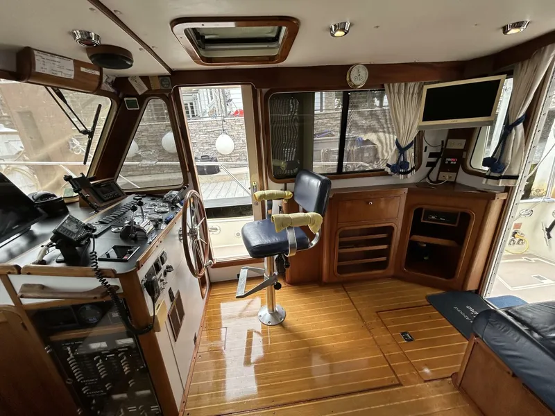 Slide: The Image of 34' Legacy salon starboard - 5047498