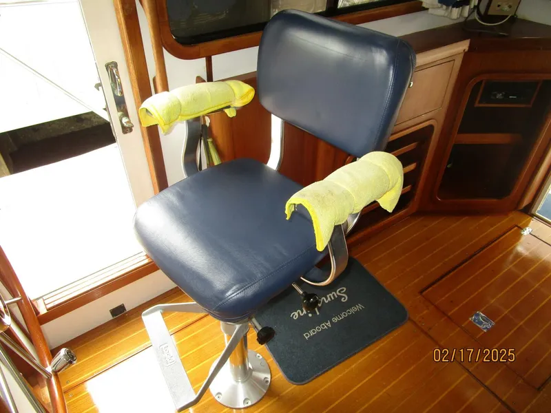 Slide: The Image of 34' Legacy helmseat - 5047461