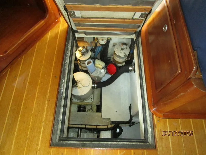 Slide: The Image of 34' Legacy engine room access - 5047408