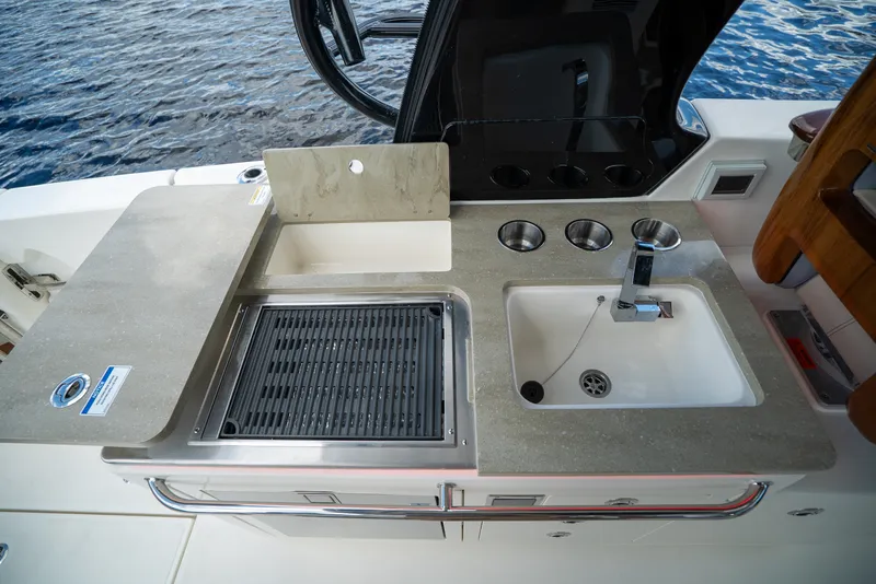 Slide: The Image of Boston Whaler 380 Realm 2026 - 11