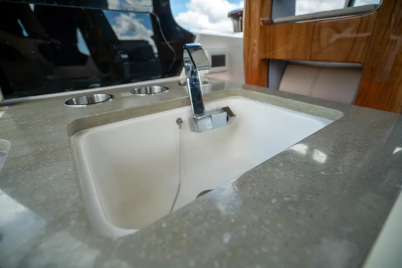 Slide: The Image of Boston Whaler 380 Realm 2026 - 12