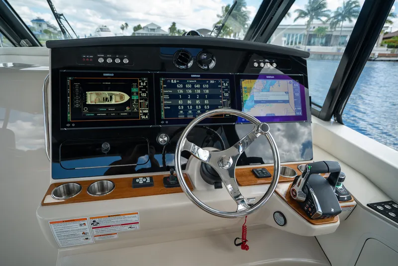 Slide: The Image of Boston Whaler 380 Realm 2026 - 15