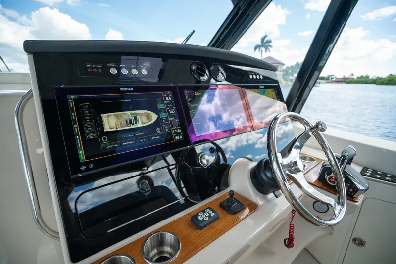 Slide: The Image of Boston Whaler 380 Realm 2026 - 16
