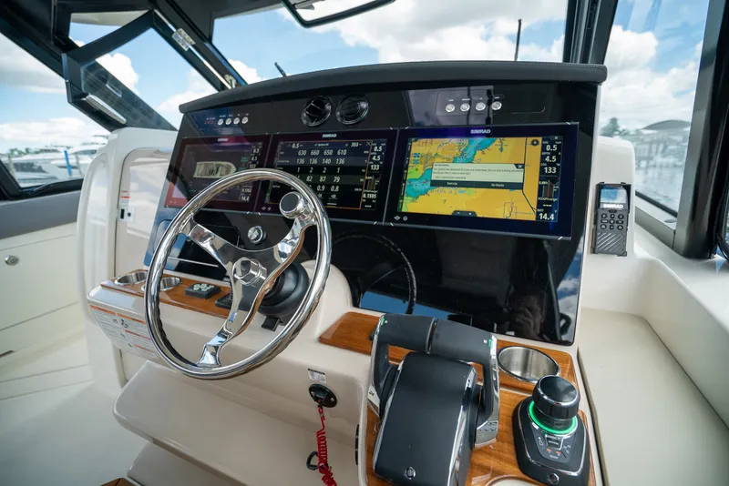 Slide: The Image of Boston Whaler 380 Realm 2026 - 18
