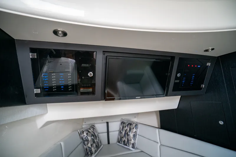 Slide: The Image of Boston Whaler 380 Realm 2026 - 26