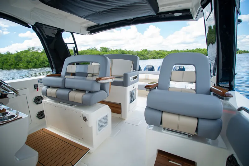 Slide: The Image of Boston Whaler 380 Realm 2026 - 31
