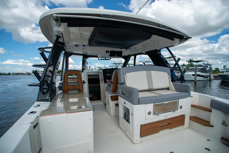 Slide: The Image of Boston Whaler 380 Realm 2026 - 6